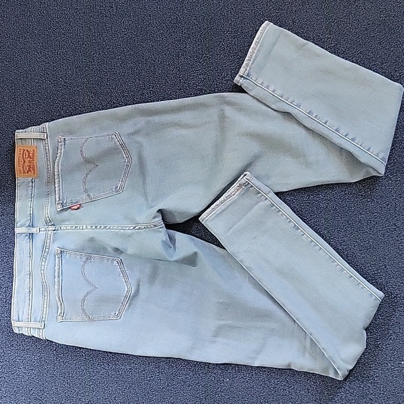 Levis light wash 30 skinny - Picture 3 of 4